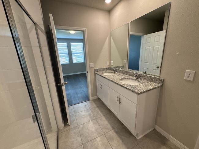 Building Photo - 512 Mckenna Dr