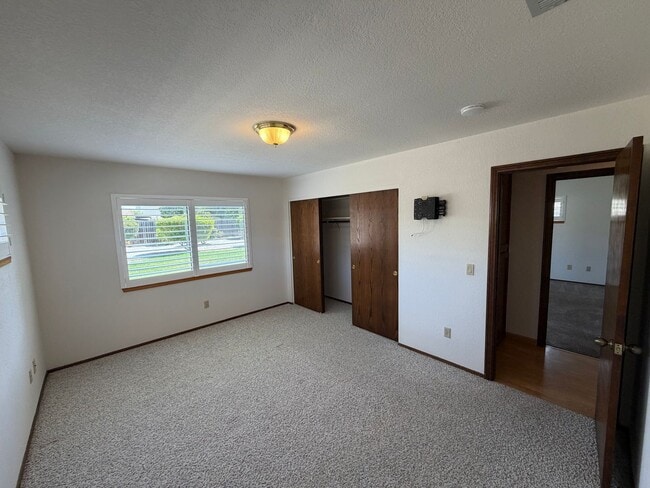 Building Photo - 818 Harrison Dr