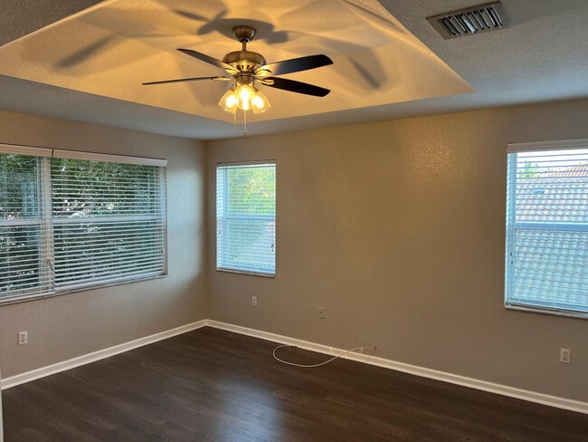 Building Photo - 4926 Ave