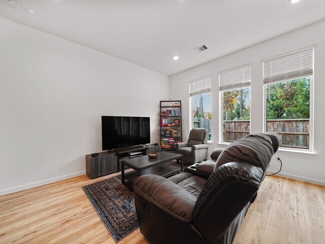 Building Photo - 674 Royal Arch Dr