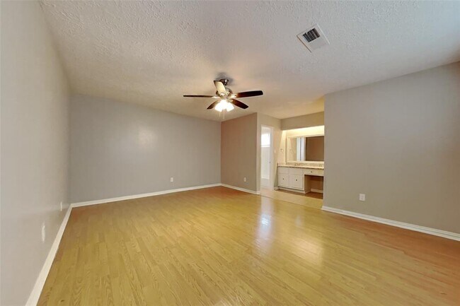 Building Photo - 13627 Montaigne Dr