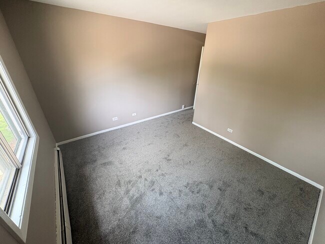 Building Photo - 386 Echo Ln
