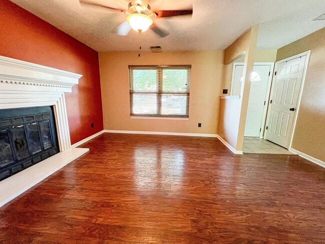 Building Photo - 1559 Summerhill Dr