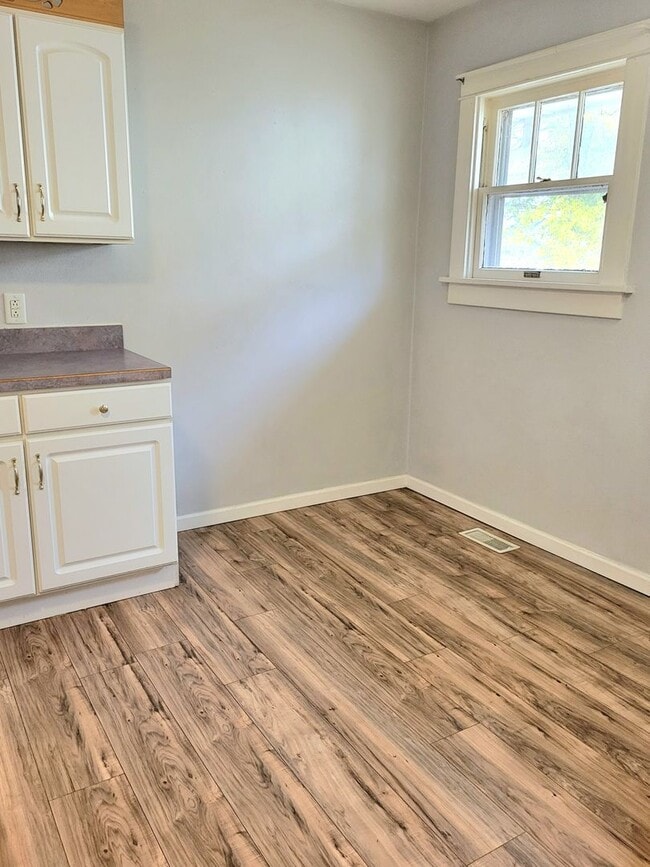 Building Photo - Updated and rent ready...450 Hamilton, Woo...
