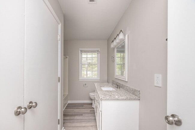 Building Photo - Beautifully Renovated 4-Bedroom Home in Ch...