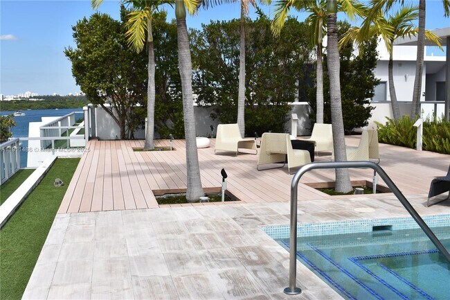 Building Photo - 9940 W Bay Harbor Dr