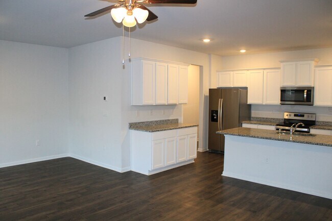 Building Photo - 3 Bedroom 2 .5 Bath Townhome Hephzibah!