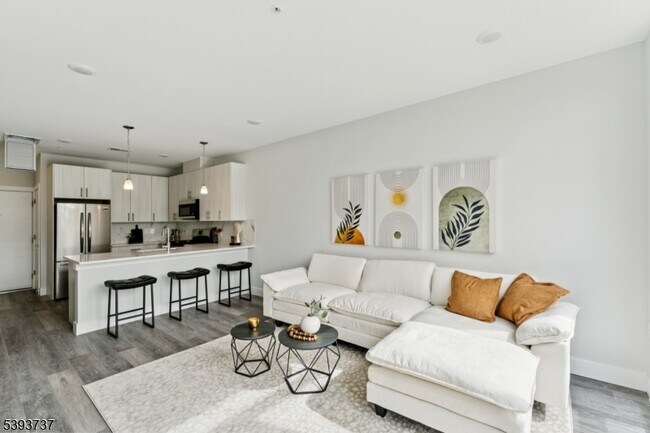 Primary Photo - 140 W Webster Ave