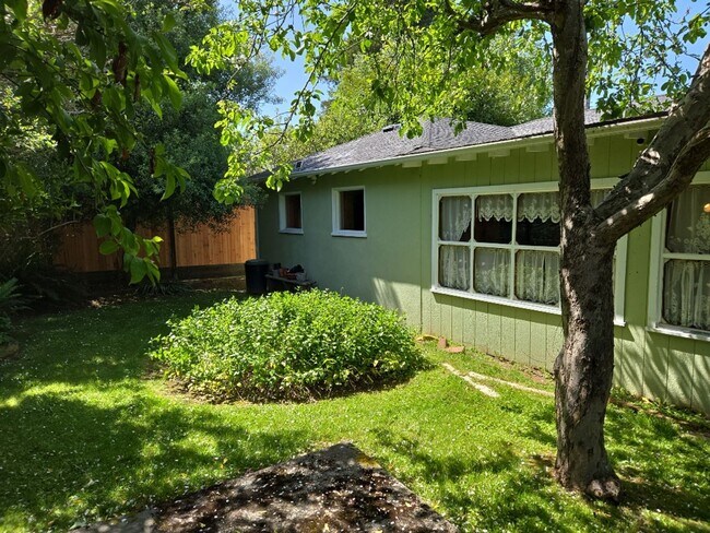 Building Photo - Spacious 4-bedroom family home features ga...