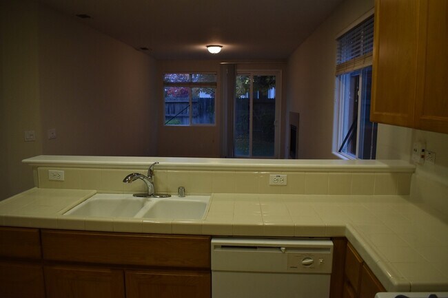 Building Photo - 570 Barclay Way