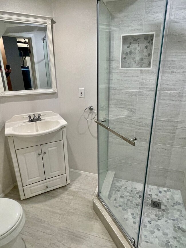 Building Photo - Coveted Laurelhurst Craftsman, Detached Garage, A/C, Hardwoods...A Rare Listing!