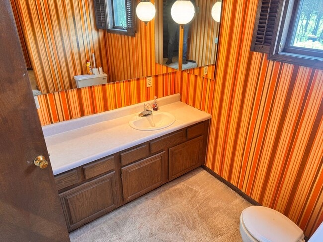 Building Photo - Nice large country setting close to town