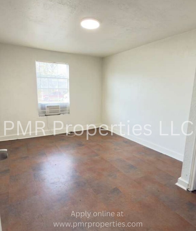 Building Photo - 3 Bedrooms/ 2 Bathrooms House