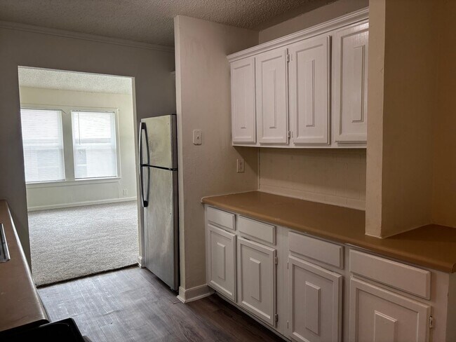 Building Photo - 4 Bedroom 2 Bath