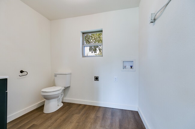 Building Photo - 512 E 18th St