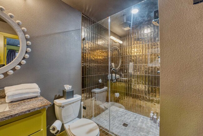 Building Photo - 1780 N Walnut Ave