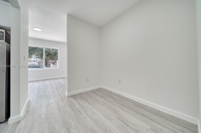 Building Photo - 2352 SW 5th St