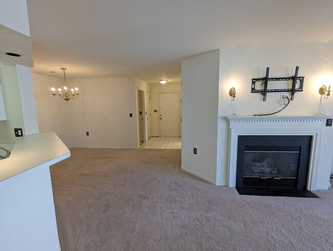 Building Photo - Beautifully maintained ground level condo in Germantown ready by mid April!