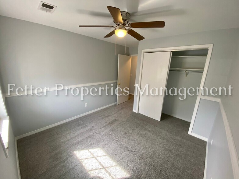 Building Photo - 5680 Kenwood Dr