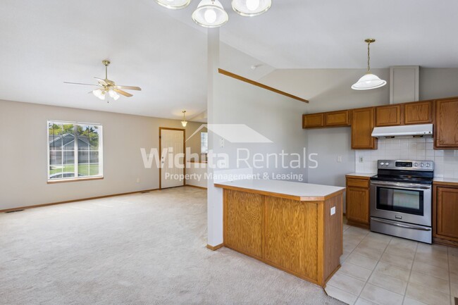 Building Photo - ****$500 off first months rent**** 3 bedro...