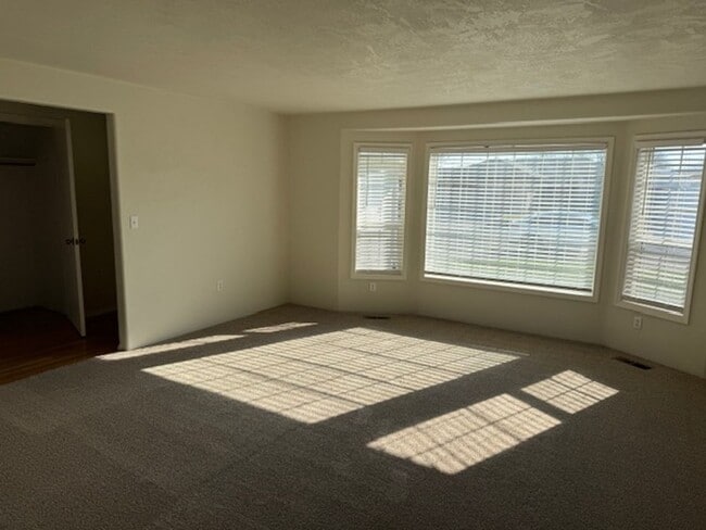 Building Photo - 3 Bedroom/ 2 Bathroom Single Level Home