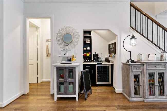 Building Photo - 5633 Petty St