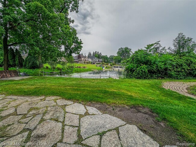 Building Photo - 5742 Putnam Dr