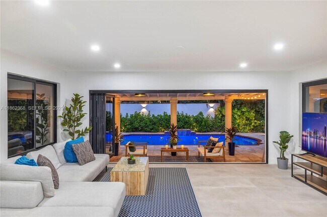 Building Photo - 341 SW 21st Rd