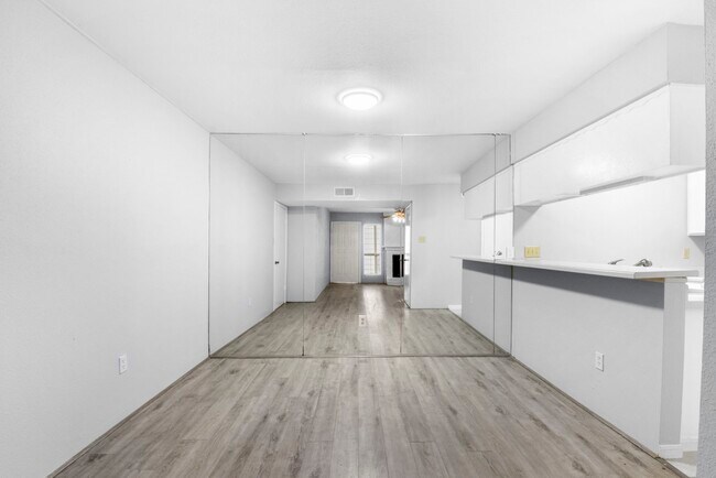 Building Photo - 2100 Wilcrest Dr