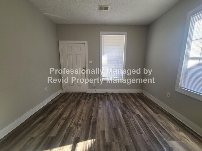 Building Photo - SECTION 8 ACCEPTED