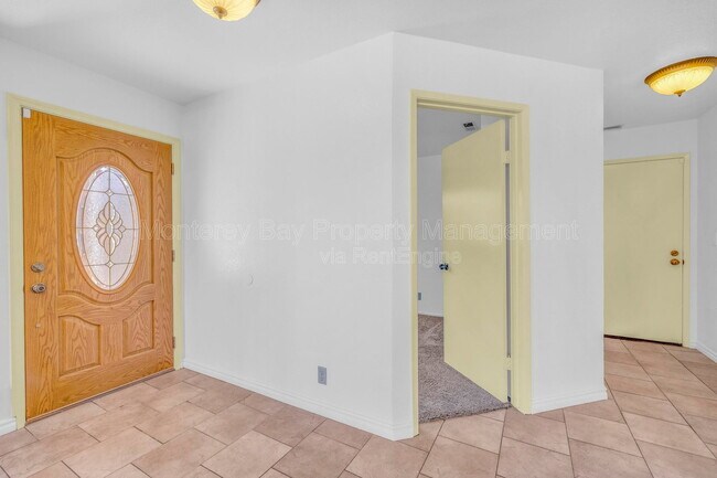 Building Photo - 143 Seal Ct