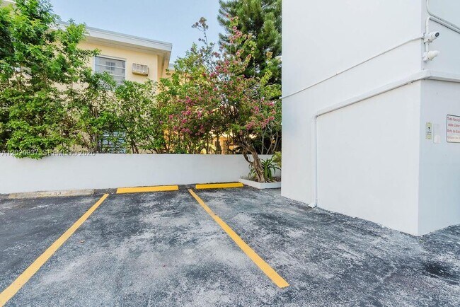 Building Photo - 8000 Harding Ave