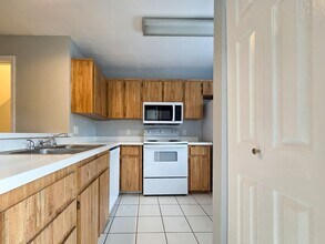 Building Photo - Adorable 2/1.5 in Shellrock Villas