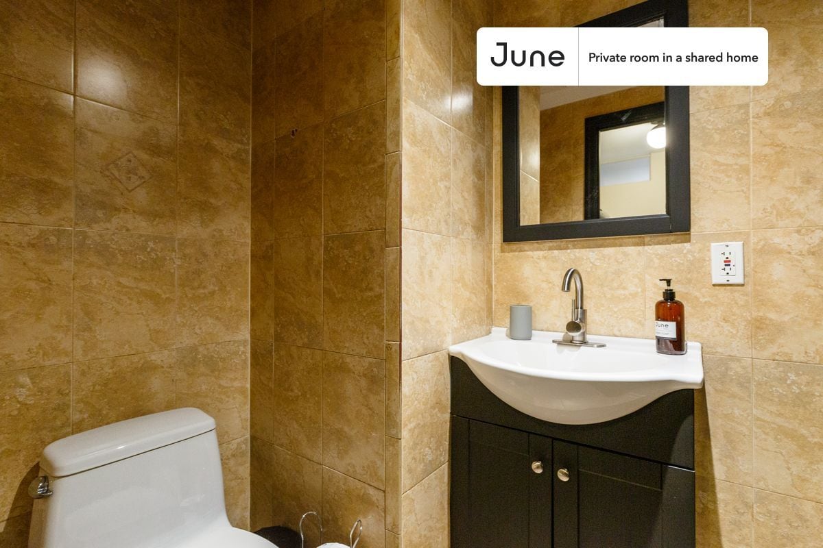 Building Photo - Room in Shared 3 bed/1 bath home