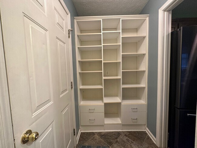 Building Photo - 9800 Spring Pointe Ct