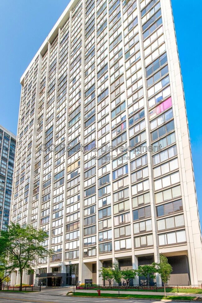 Building Photo - 5445 N Sheridan Rd