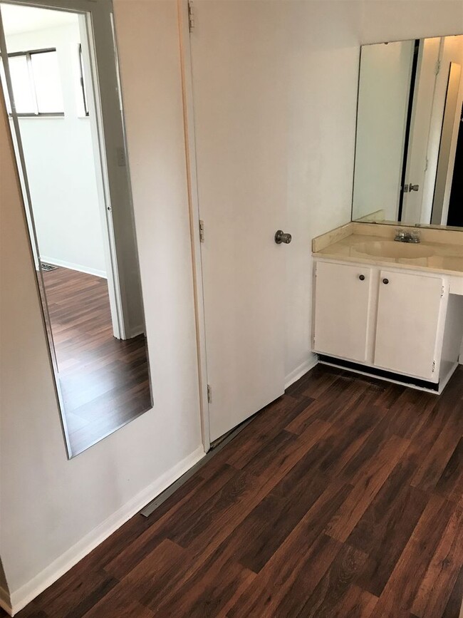 Building Photo - Remodeled condo available for July!