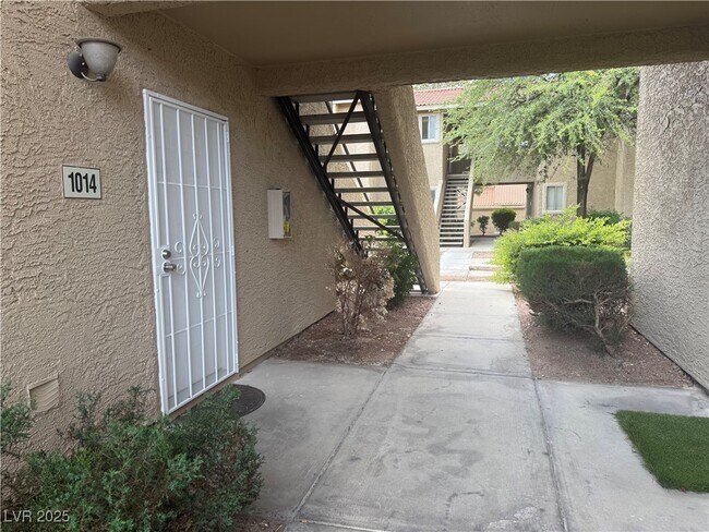 Building Photo - 7200 W Pirates Cove Rd