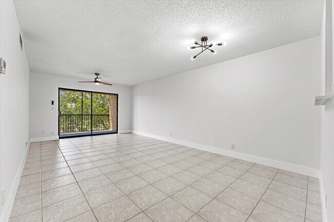 Building Photo - 200 Jacaranda Country Club Dr