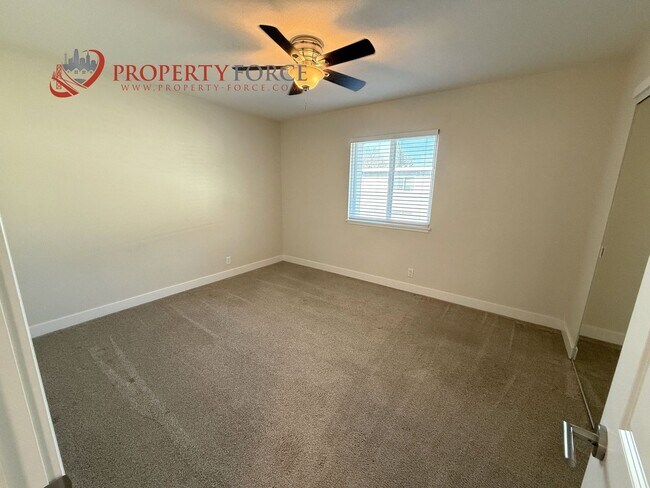 Building Photo - 946 Tamarack Ln