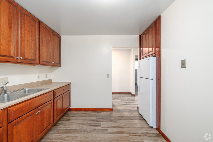 1BR, 1BA - 642SF - Kitchen - Sherbrook Apartments