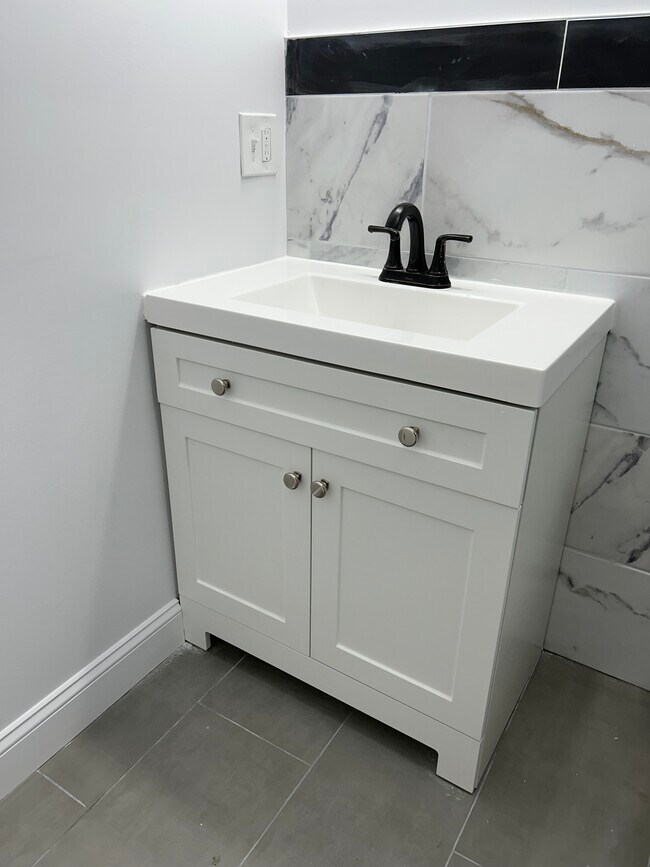 Master bathroom - 472 Friendship St