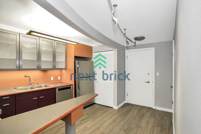 Building Photo - Spacious 2-Bedroom, 1-Bathroom Stylish Hom...