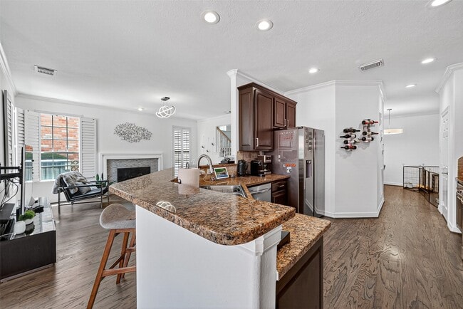 Building Photo - 1015 Enclave Square S