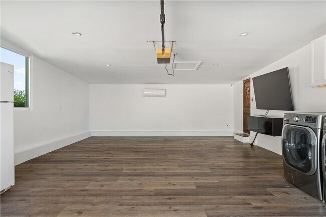 Building Photo - 6515 Kenwater Ave