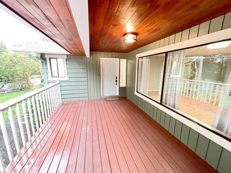 Building Photo - 6519 Illahee Rd NE