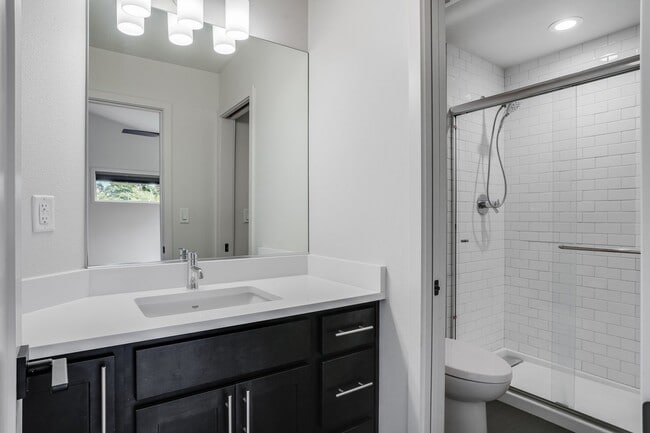Building Photo - Beautiful 3 Bed, 3 Bath Rental Home in Bre...