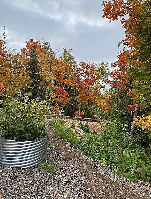 Building Photo - 978 Lakeview Dr