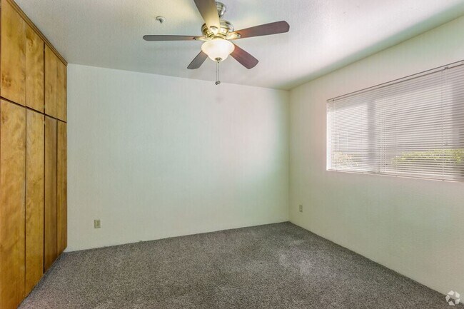 Building Photo - Spacious 4 Bedroom Townhomes in Chico