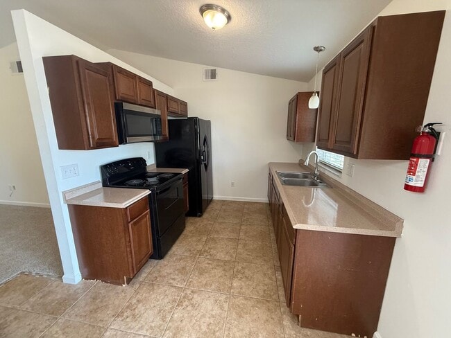 Building Photo - Charming 3/2 home